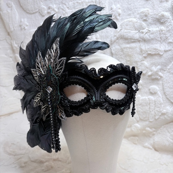 Handmade Emerald / Black Feathered Masquerade Mask - Picture 2 of 7